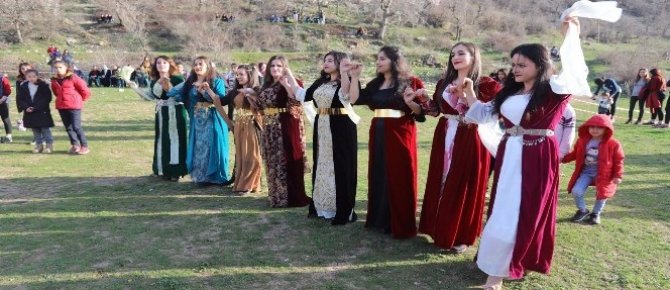 Çukurca’da polis-halk kol kola halay çekti