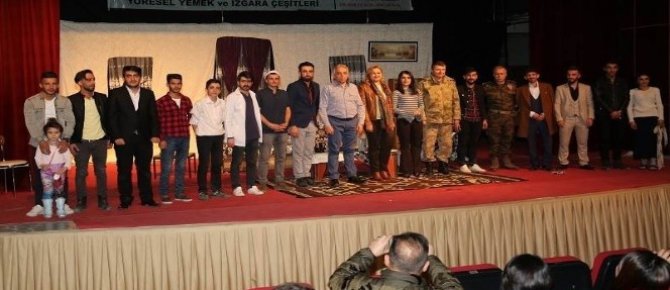 Hakkari’de "Dokuz Canlı" adlı tiyatro oyunu sahnelendi