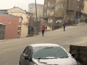 Hakkari’de Etkili olan Dolu Hayatı Olumsuz Etkiledi