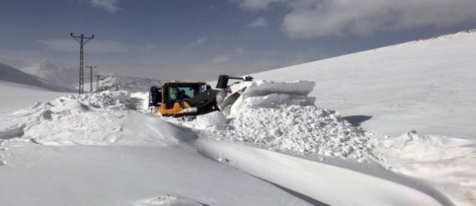 İş makineleri Mehmetçik için seferber oldu