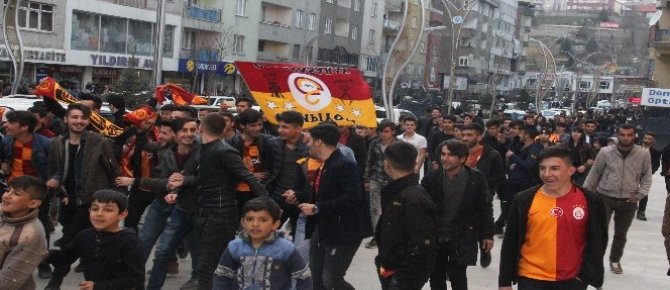 Maç başlamadan taraftar sokağa döküldü