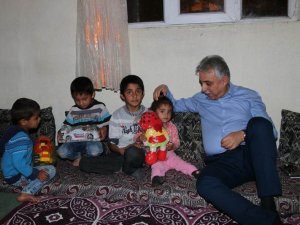 Vali Topraktan 13 nüfuslu Kanat ailesine ziyaret