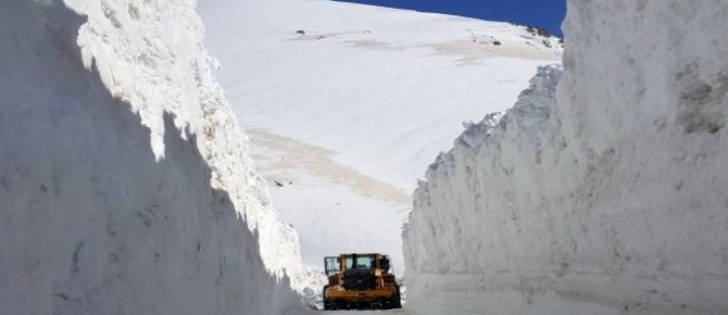 Üs bölgelerine giden karlı yollar güçlükle açılıyor