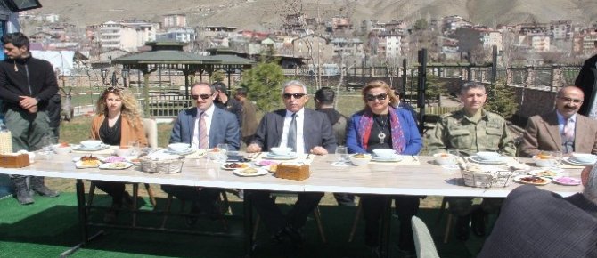 Vali Toprak’tan Hakkarililere övgü