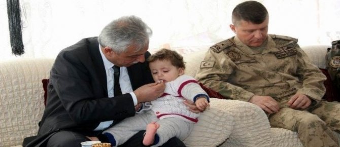 Vali Toprak, şehit ailelerini evlerinde ziyaret etti