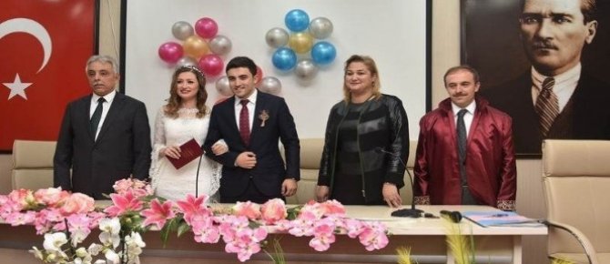 Vali Toprak Yar ve Akpınar çiftinin nikah şahitliğini yaptı