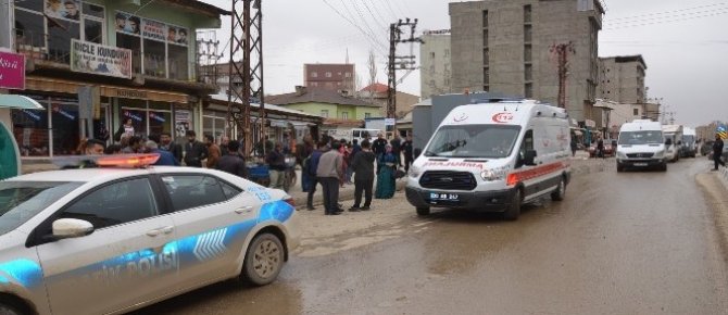 Yüksekova’da fırtına çatıları uçurdu: 1 yaralı