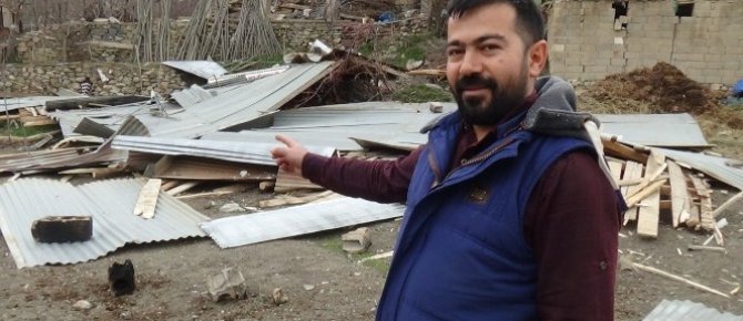Hakkari’de fırtına çatıları uçurdu