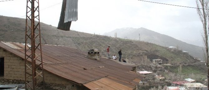 Şemdinli’de fırtına çatıları uçurdu