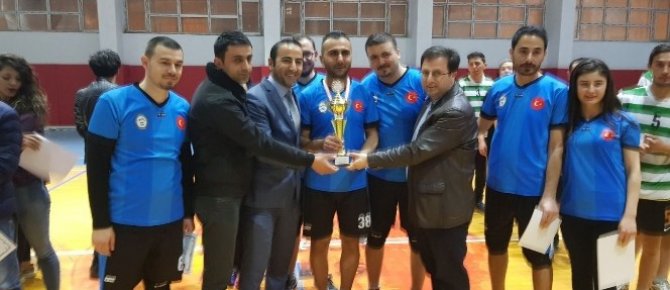 Hakkari’de ‘Öğretmenler Arası Voleybol Turnuvası’ sona erdi