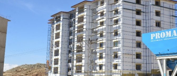 Yüksekova’daki 3 bin 63 konut hızla yükseliyor