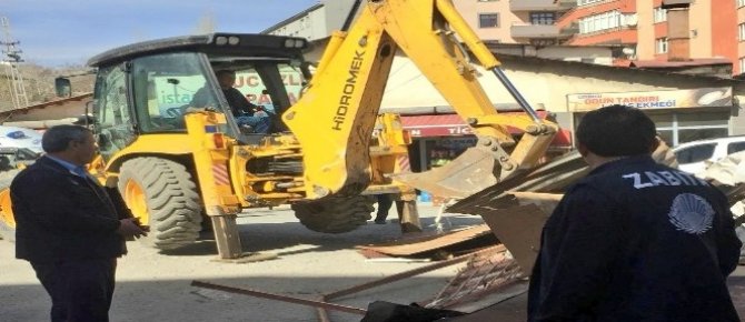 Hakkari’de kaçak barakalar kaldırılıyor