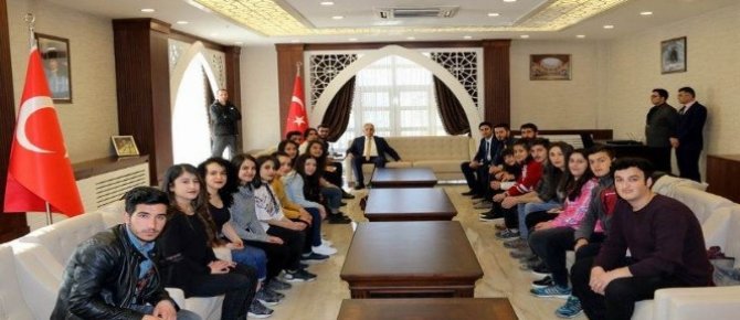 Tiyatro ekibinden Vali Toprak’a ziyaret