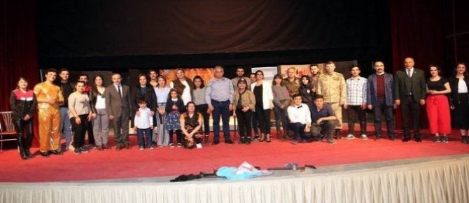 Hakkari’de "Tersine Dünya" adlı tiyatro oyunu