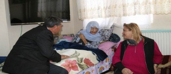 Vali Toprak’ın eşinden yaşlılara ziyaret