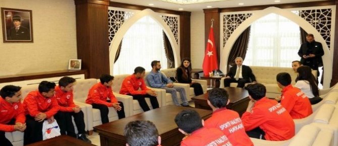 U16 basketbol takımı oyuncularından Vali Toprak’a ziyaret