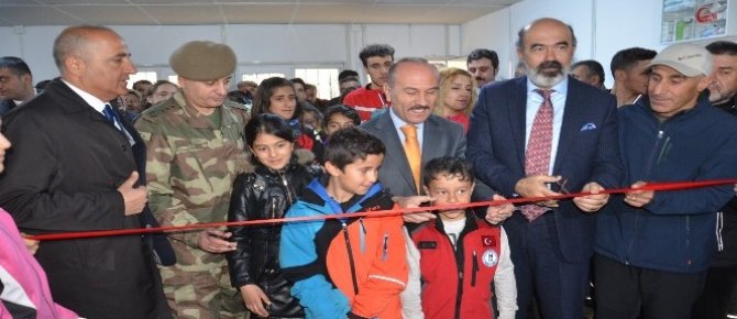 Yüksekova’da kayak kamp merkezi açılışı yapıldı