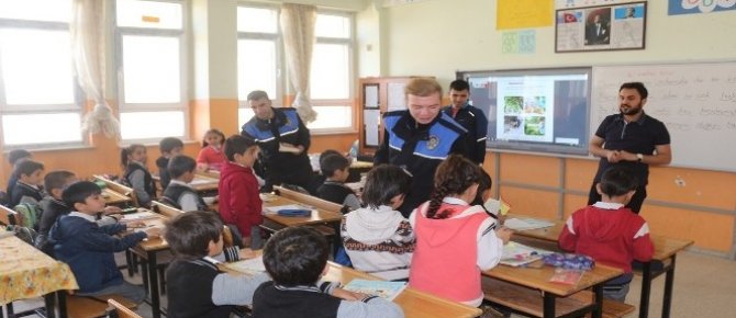 Hakkari polisinin eğitime olan desteği sürüyor