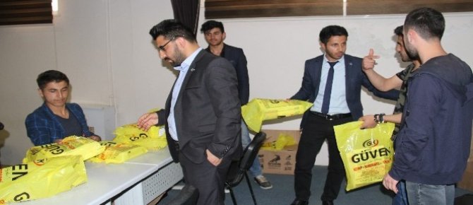 Şemdinli’de öğrencilere kitap hediye edildi