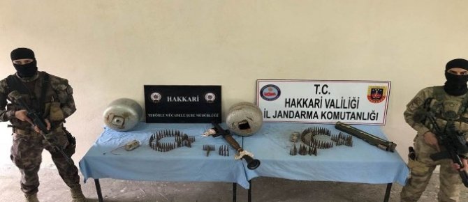 Hakkari kırsalında silah ve mühimmat ele geçirildi