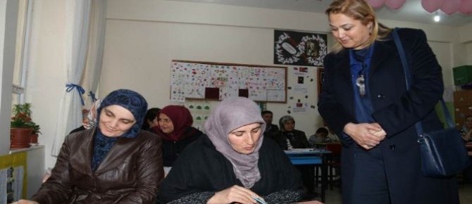Hakkari Valisi Toprak’ın eşi Dr. Toprak’tan okuma yazma kurslarına ziyaret