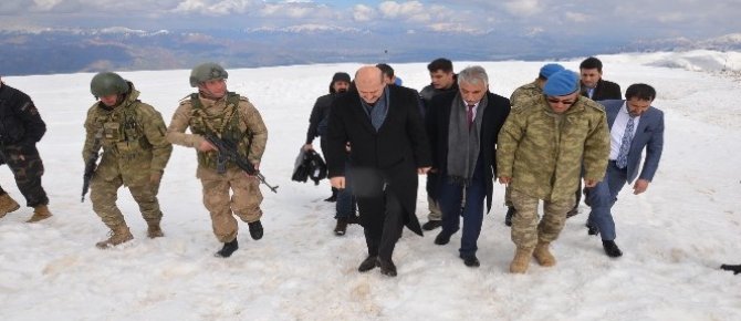 Bakan Soylu, Yüksekova’da askeri üs bölgelerini ziyaret etti