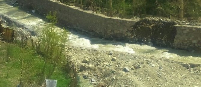 Mahalle sakinleri yıkılan duvar için tepki gösterdi