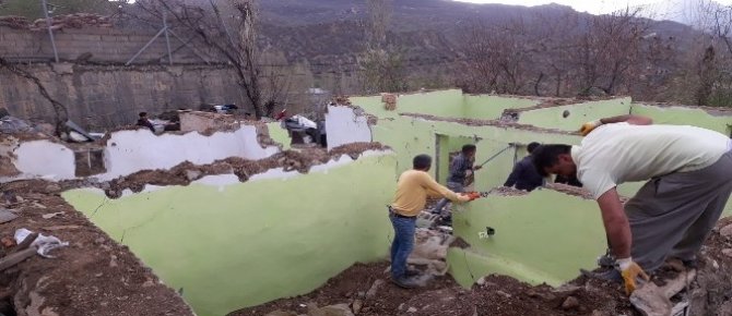 Çukurca’da toprak evler tarihe karışıyor
