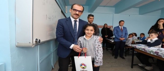 Çukurca’da 3 bin 830 İngilizce kitap dağıtıldı