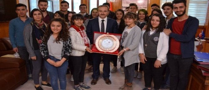 Tiyatro topluluğundan Başkan Epcim’e plaket