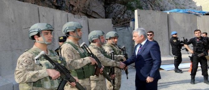 Vali Toprak askeri kontrol noktasını ziyaret etti