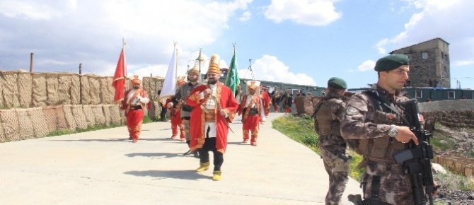 Askeri üs bölgelerinde mehteran gösterisi