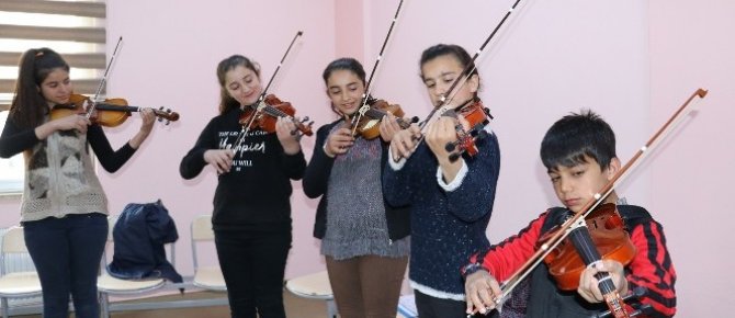 Minik elleriyle sanat öğreniyorlar