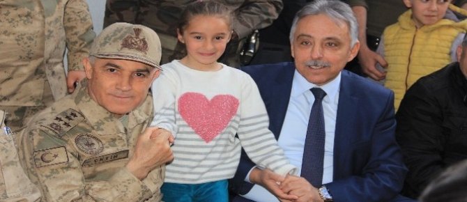 Jandarma Genel Komutanı Orgeneral Çetin, Hakkari esnafını ziyaret etti