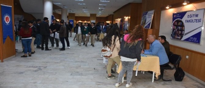 Yüksekova’da "Tanıtım ve Kariyer Günleri" etkinliği