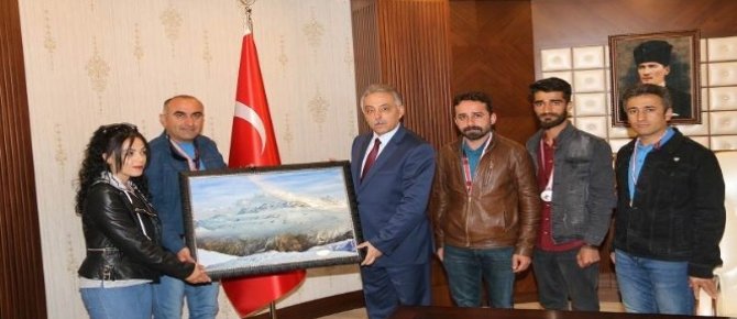Rafting şampiyonlarından Vali Toprak’a ziyaret