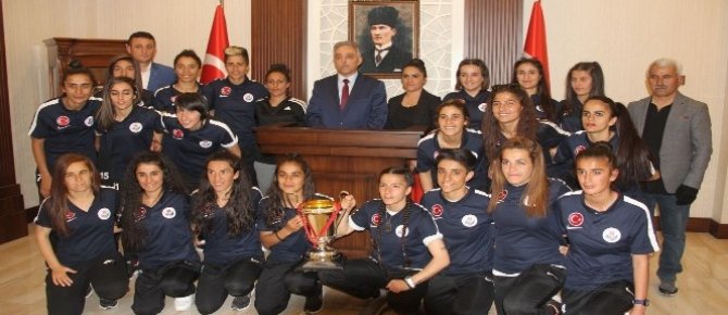 Kadın futbolculardan Vali Toprak’a ziyaret
