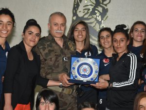 Hakkari Kadın Futbol Takımından Emniyet Müdürüne Ziyaret