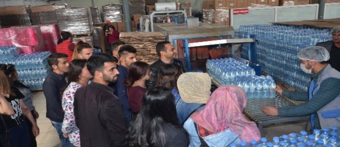 Yüksekova’daki öğrenciler fabrikaları gezdi