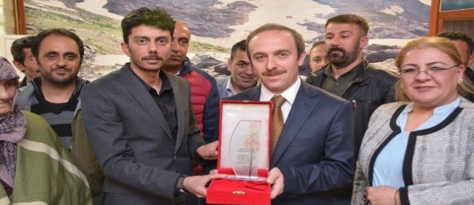 Başkan Epcim’e hizmet plaketi