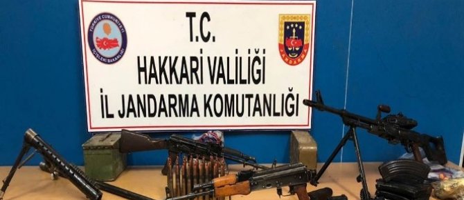 Hakkari kırsalında silah, mühimmat ele geçirildi