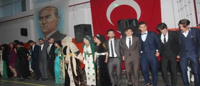 Şemdinli’de mezuniyet gecesi