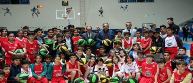 Hakkari’de ‘Veteranlar Basketbol Turnuvası’ sona erdi