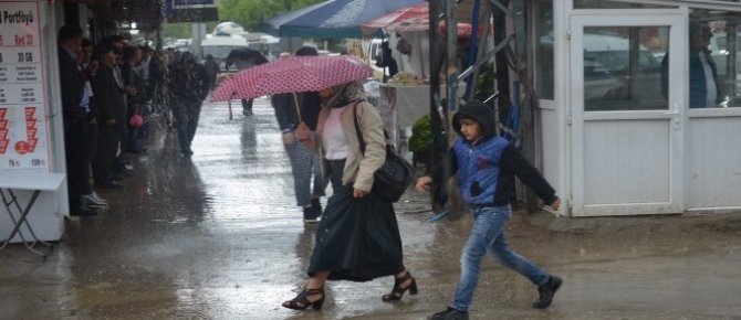 Yüksekova’da yağış hayat olumuz etkiledi
