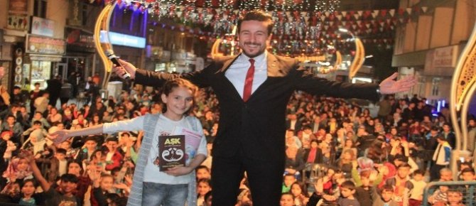 Yazar ve şiir youmcusu Kasım Alper Özdemir Hakkari’de sahne aldı