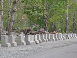 Belediye’den hafriyat dökümüne beton bariyerli engel