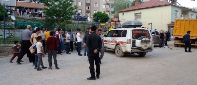 Şemdinli’de kamyonetin altında kalan 4 yaşındaki çocuk öldü