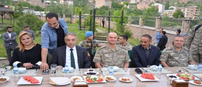 Hakkari’de gazi ve şehit ailelerine iftar yemeği