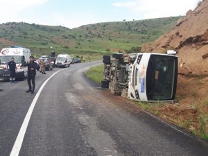 Polisleri taşıyan otobüs devrildi: 11 yaralı