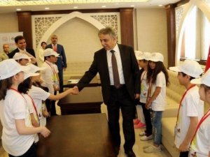 Lider çocuk tarım kampı’na katılan öğrencilerden Vali Toprak’a ziyaret